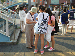 安保法制(戦争法案)の強行は許さないと、夕方、王子駅前でリレートークと署名