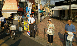 安保法制(戦争法案)の強行は許さないと、夕方、王子駅前でリレートークと署名