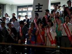戦争法案強行採決に反対する国会前緊急抗議行動・デモ行進・衆議院会館前で激励する国会議員