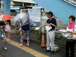 2015.07.18 地域の皆さんと、「アベ政治を許さない」プラカードをかかげてのリレートーク宣伝