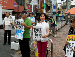 2015.07.18 地域の皆さんと、「アベ政治を許さない」プラカードをかかげてのリレートーク宣伝