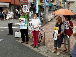 2015.07.18 地域の皆さんと、「アベ政治を許さない」プラカードをかかげてのリレートーク宣伝