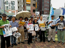 2015.07.18 地域の皆さんと、「アベ政治を許さない」プラカードをかかげてのリレートーク宣伝