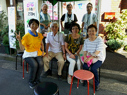 2105年7月25日　きつね夏祭りに参加の山崎たい子区議（前列左）と事務所のみなさん