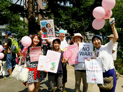 2015年7月26日「安保法制に反対するママの渋谷ジャック」参加の山崎たい子区議(右端)