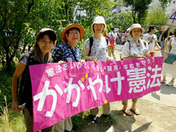 2015年7月26日「安保法制に反対するママの渋谷ジャック」参加のさがらとしこ区議(左から2番目