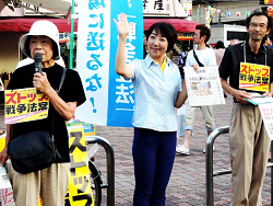 王子駅前でリレートーク宣伝注の山崎たい子区議(中央)
