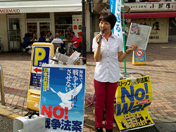 王子駅中央口で朝のご報告をする山崎たい子区議