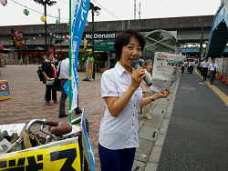 2015.8.25王子駅で区議会報告をする山崎たい子区議
