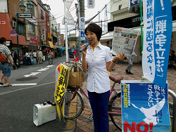 2015.8.25王子駅で区議会報告をする山崎たい子区議