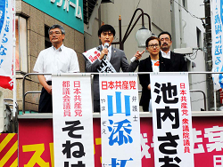 赤羽駅東口にて、街頭演説会、左から、そねはじめ都議、山添拓弁護士、池内さおり衆院議員、のの山けん区議