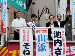 赤羽駅東口にて、街頭演説会、左から、そねはじめ都議、山添拓弁護士、池内さおり衆院議員、のの山けん区議