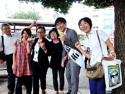 赤羽駅東口にて、右から、山崎たい子区議、山添拓弁護士、一人置いて、池内さおり衆院議員、一人置いてそねはじめ都議
