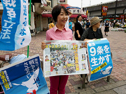 夕方の王子駅前の宣伝中の山崎たい子区議
