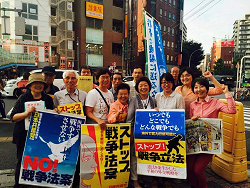 夕方の王子駅前の宣伝中の山崎たい子区議