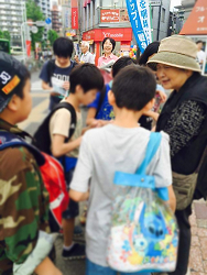 夕方の王子駅前の宣伝中の山崎たい子区議