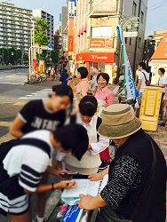 夕方の王子駅前の宣伝中の山崎たい子区議