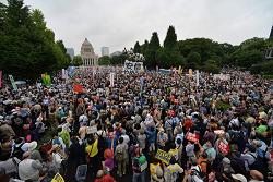 戦争法案反対！国会前に集まった人びと
