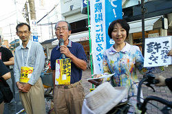 「戦争法廃止で一致する政党・団体・個人が共同して、国民連合政府をつくろう」のよびかけをする山崎たい子区議（右）