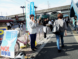 2015.9.29王子駅中央口にて、朝の駅頭報告をする山崎たい子区議