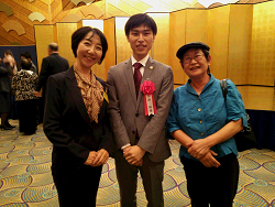 左から、山崎たい子区議、山添 拓(やまぞえ たく)さん、さがらとしこ区議