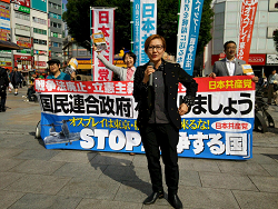 赤羽駅で9名の区議団と池内さおり衆議院議員と共に、「戦争法廃止、立憲主義をとりもどす国民連合政府をつくろう」と、よびかけ