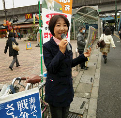 王子駅でご挨拶をする山崎たい子区議