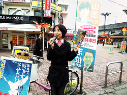 王子駅でご挨拶をする山崎たい子区議