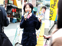 王子駅でご挨拶をする山崎たい子区議