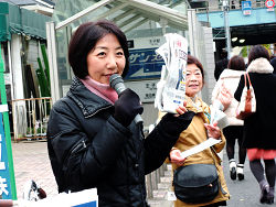 2015年12月8日王子駅駅中央口で駅頭報告　山崎たい子区議