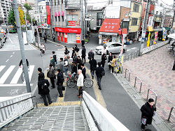 2015年12月8日王子駅駅中央口で駅頭報告　山崎たい子区議