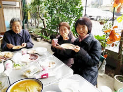 つきたてのお餅に舌鼓を打つ山崎たい子区議（右）