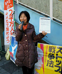王子駅で署名の呼びかけとリレートークをすｒ山崎たい子区議