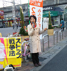 王子駅中央口にて、年始のご挨拶をする山崎たい子区議