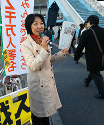 王子駅中央口にて、年始のご挨拶をする山崎たい子区議