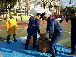 豊島３丁目の町会主催「新春おもちつき」