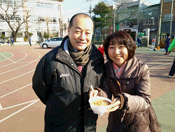 豊島３丁目の町会主催「新春おもちつき」 高木都議と山崎たい子区議（右）