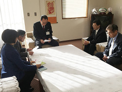 23区の国保料値上げを行わないよう区長へ申し入れをする日本共産党北区議員団