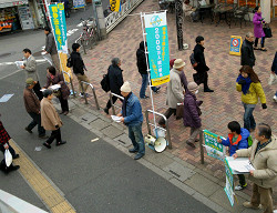 超党派･市民のみなさんと王子駅頭にて、戦争法廃止２０００万人統一署名