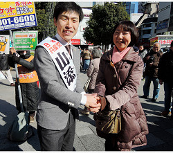 山添拓さんち山崎たい子区議（右）