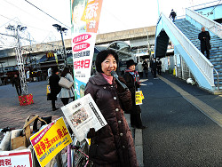 王子駅中央口にて、駅頭報告をする山崎たい子区議