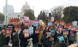 「保育園落ちたのは私だ」国会前スタンディング