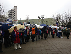 子駅北口そばの三角公園で重税反対北区民集会
