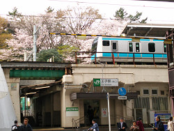 王子駅南口にて、朝のご報告