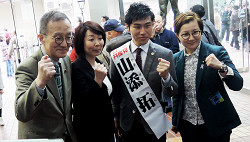 右から、池内さおり衆議院議員、山添拓弁護士、一人置いて、笠井亮衆議院議員