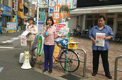 王子駅前でお訴えをする山崎たい子区議