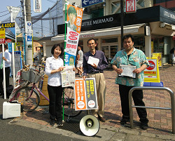 王子駅前でお昼時宣伝をする山崎たい子区議