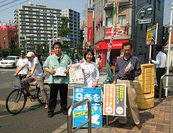王子駅前でお昼時宣伝をする山崎たい子区議