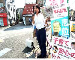 王子駅で朝宣伝をする山崎たい子区議
