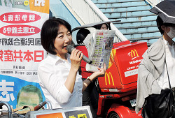 王子駅で朝宣伝をする山崎たい子区議